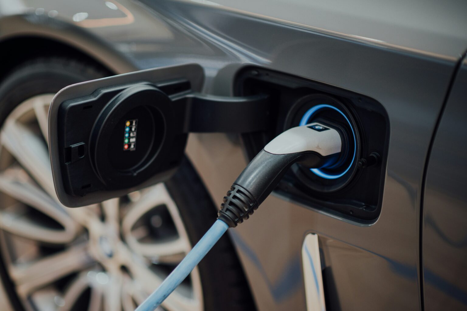 Elektroauto beim Laden an Ladestation angeschlossen