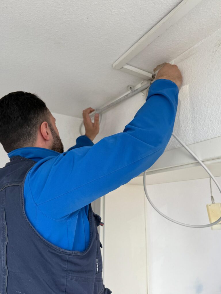 elektriker bei der sanierung elektrischer leitungen in einem altbau (1)
