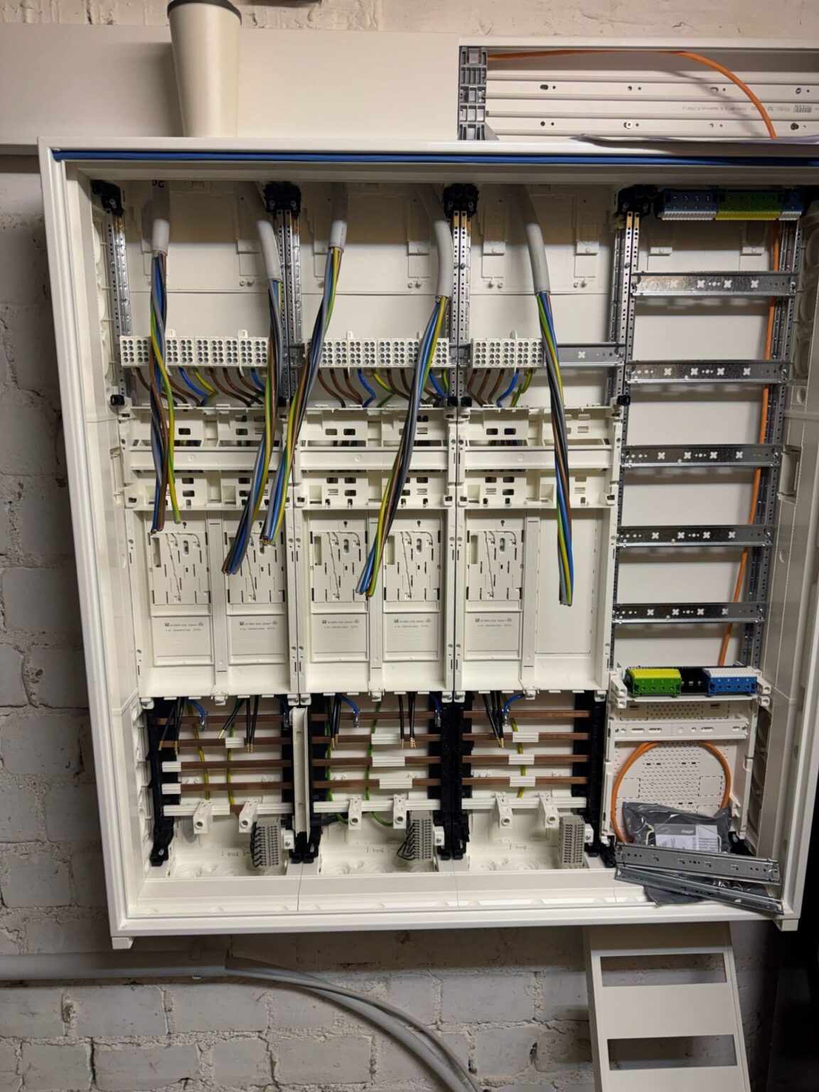 Arbeiter installiert Kabel an der Decke