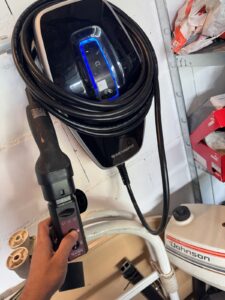 Wallbox mit Ladekabel in Garage