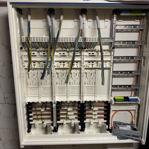 Arbeiter installiert Kabel an der Decke