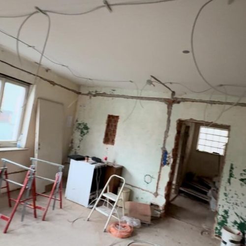 Wohnungsrenovierung mit Baumaterial und Werkzeugen.