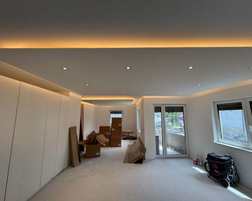 Renoviertes Zimmer mit Kartons und Fenster.