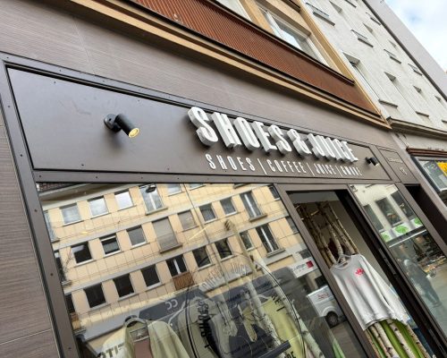 Schaufenster von Shoes & Juice mit neuer Laden-Werbeleuchte von uns montiert