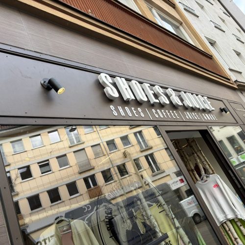 Schaufenster von Shoes & Juice mit neuer Laden-Werbeleuchte von uns montiert