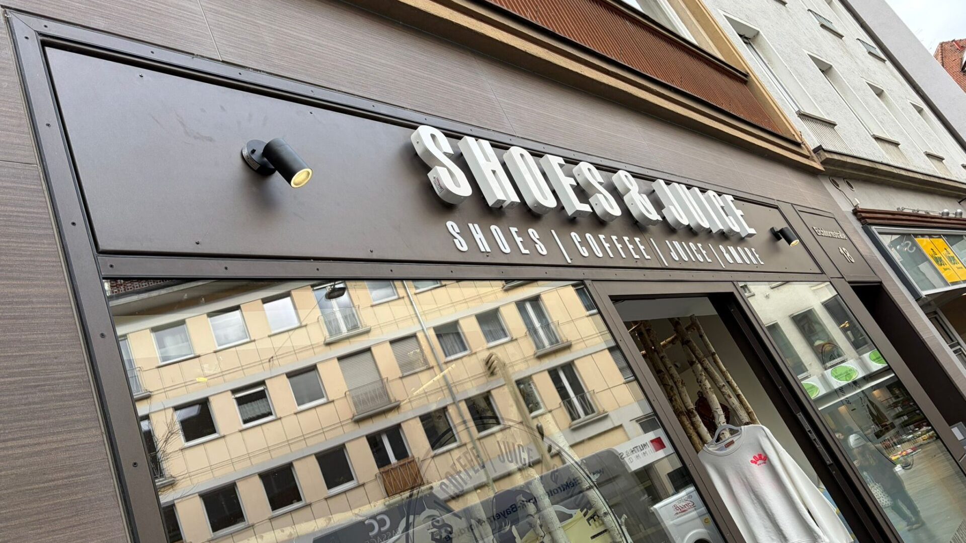 Schaufenster von Shoes & Juice mit neuer Laden-Werbeleuchte von uns montiert